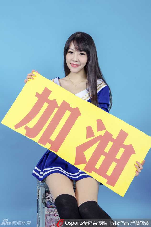 深圳烈豹篮球宝贝:赛场绽放的青春与那道靓丽风景线 舞台上的篮球宝贝身姿曼妙,银色亮片短裙在灯光下熠熠生辉,她正随着音乐节拍扭动腰肢,散发出迷人的舞台魅力。