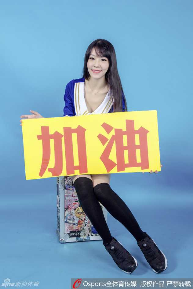 深圳烈豹篮球宝贝:赛场绽放的青春与那道靓丽风景线 深圳烈豹啦啦队在主场比赛中场休息时登场献艺,她们动作整齐划一,手中的花球如同跳跃的火焰,将现场气氛推向高潮。