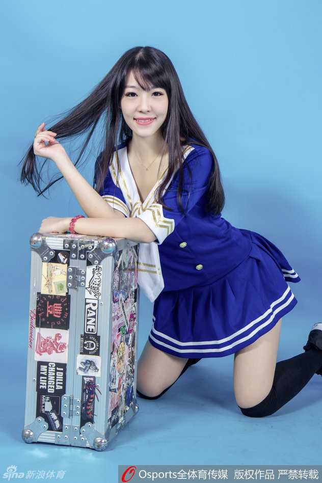 深圳烈豹篮球宝贝:赛场绽放的青春与那道靓丽风景线 赛场边,一位啦啦队员回眸一笑,清纯中带着一丝妩媚,她青春洋溢的脸庞成为激烈比赛之外最治愈的风景线。