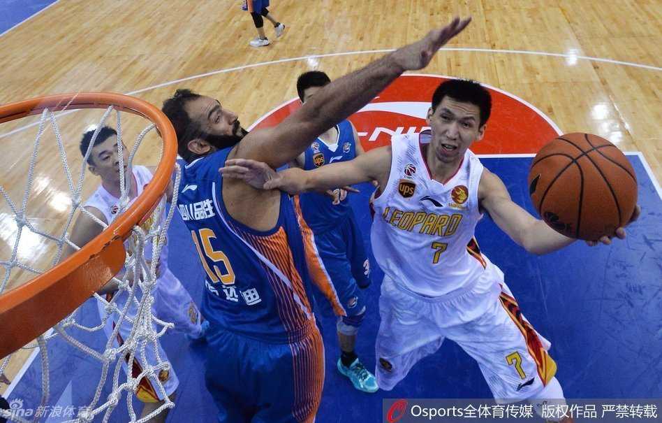 深圳猎豹主场退四川,鹰王首秀显神通难救主 深圳队老将张凯犹如灵狐,在四川队防线缝隙中闪转腾挪,抓住稍纵即逝的投篮机会,稳稳将球送入篮筐。