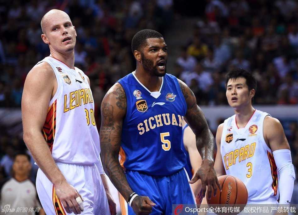 深圳猎豹主场退四川,鹰王首秀显神通难救主 “鹰王”约什史密斯在拼抢中失衡重摔倒地,表情痛苦,队友哈达迪和对手纷纷围拢过来,这一刻,球场上的胜负暂时被对球员健康的担忧所取代。