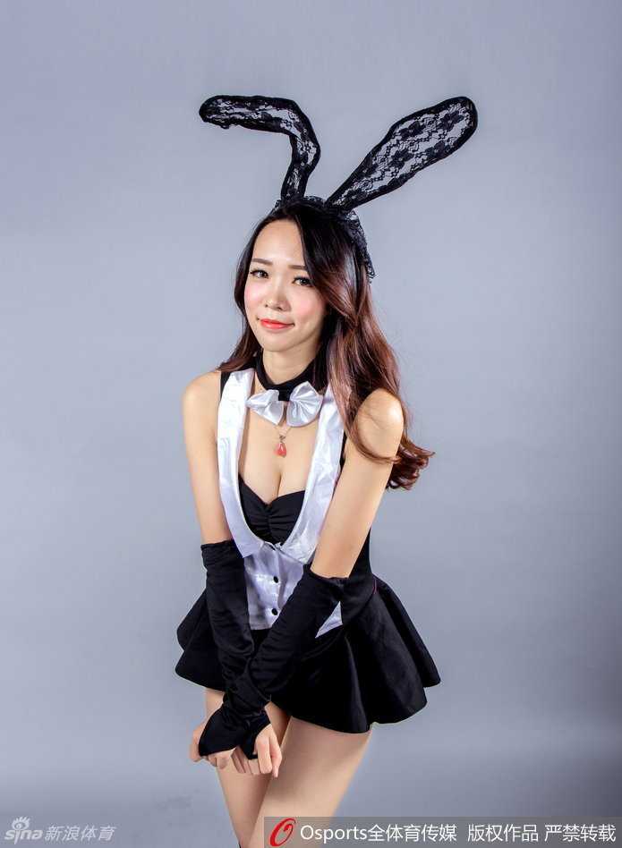 深圳男篮主场现梦幻兔女郎 篮球宝贝魅惑助威盼连胜 一位戴着猫耳朵发饰的篮球宝贝,手持闪闪发光的魔法棒,正对着镜头露出极具感染力的笑容,酷似从漫画中走出来的魔法少女。