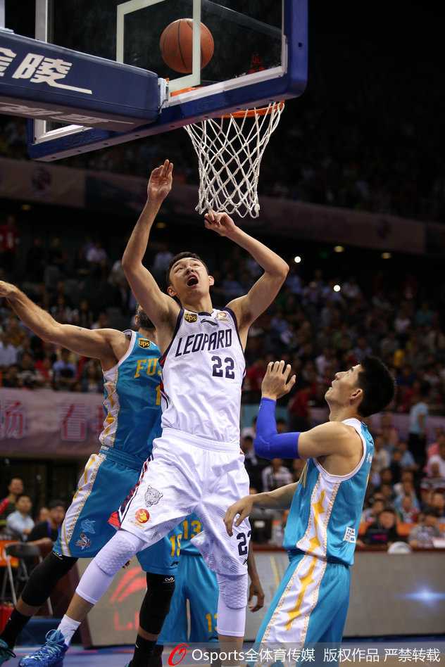 深圳福建大战群星闪耀 王哲林内线发威率队取胜 篮下对抗火星四溅,双方球员肌肉碰撞抢夺有利位置,战斗意志熊熊燃烧