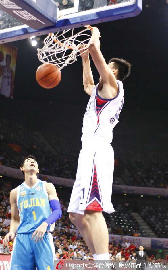 深圳福建大战群星闪耀 王哲林内线发威率队取胜 李慕豪高高跃起单手劈扣,如大鹏展翅般将球狠狠砸进篮筐,展现中国长城威力