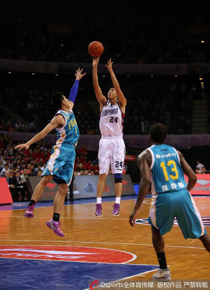 深圳福建大战群星闪耀 王哲林内线发威率队取胜 哈提布如推土机般强行上篮,顶着防守将球送入篮筐,老将风采尽显无疑