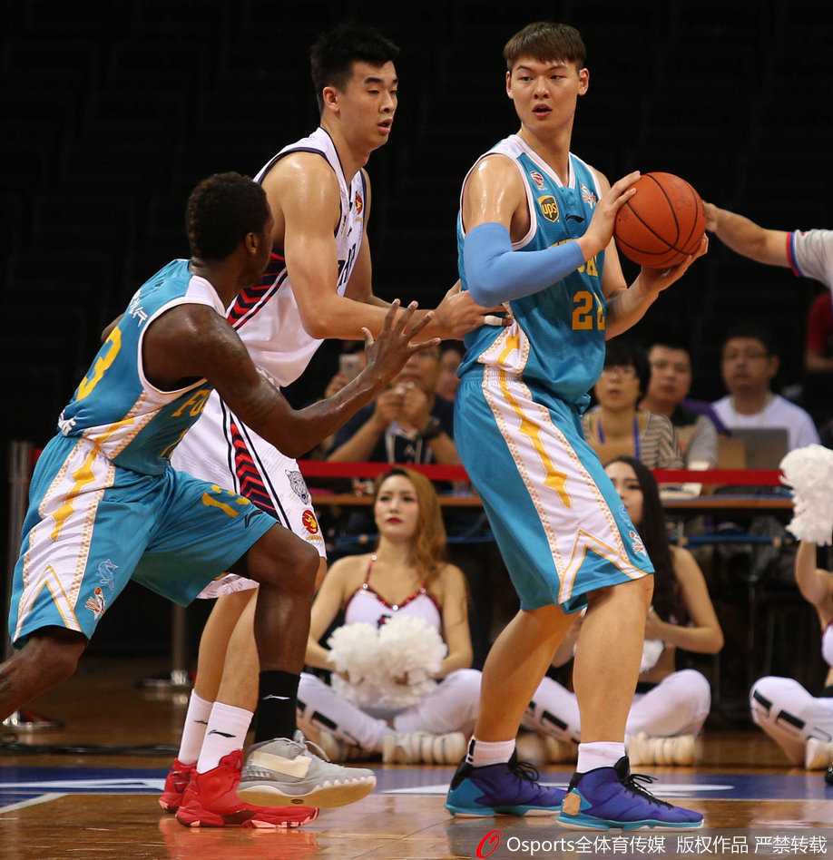 深圳福建大战群星闪耀 王哲林内线发威率队取胜 深圳队发动闪电反击,球员如潮水般涌向前场,攻防转换速度令人窒息