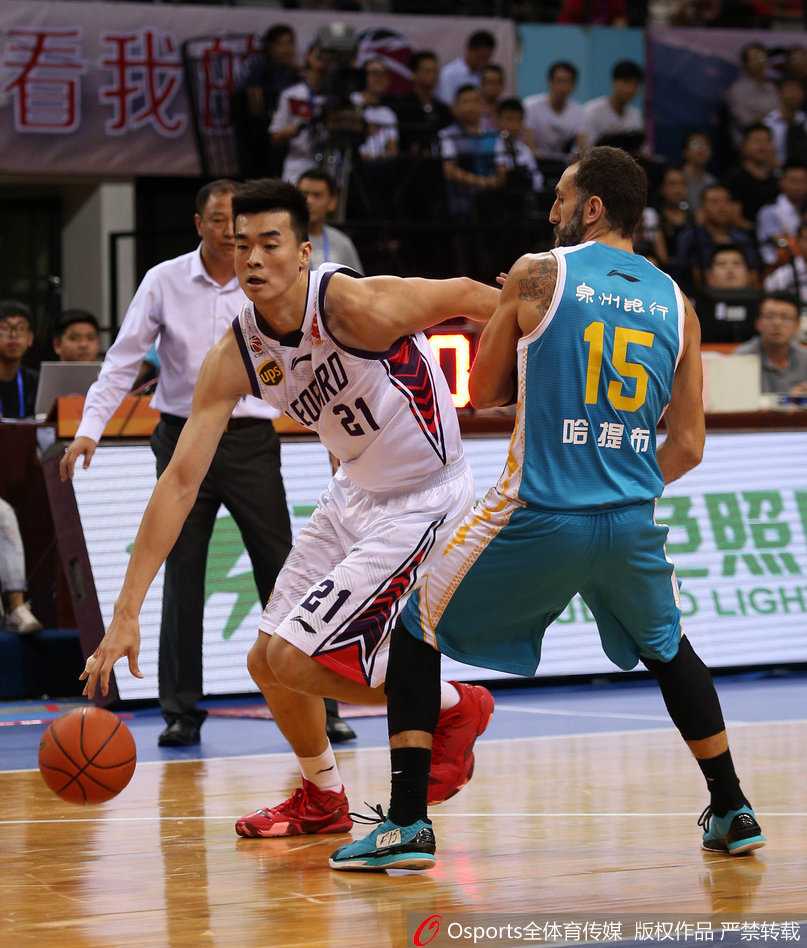 深圳福建大战群星闪耀 王哲林内线发威率队取胜 王哲林背身单打李慕豪,肌肉碰撞中展现扎实脚步,昔日国家队内线搭档寸土必争