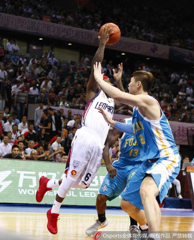深圳福建大战群星闪耀 王哲林内线发威率队取胜 深圳队外援布朗如同利刃般冲破福建防线,闪电突破瞬间引爆全场惊呼