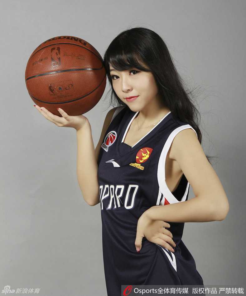深圳篮球宝贝妩媚写真 誓言主场擒鲨鱼 动感瞬间,长发飞扬,篮球宝贝用最灿烂的笑容和最优美的舞姿,将赛场变成欢乐的海洋。