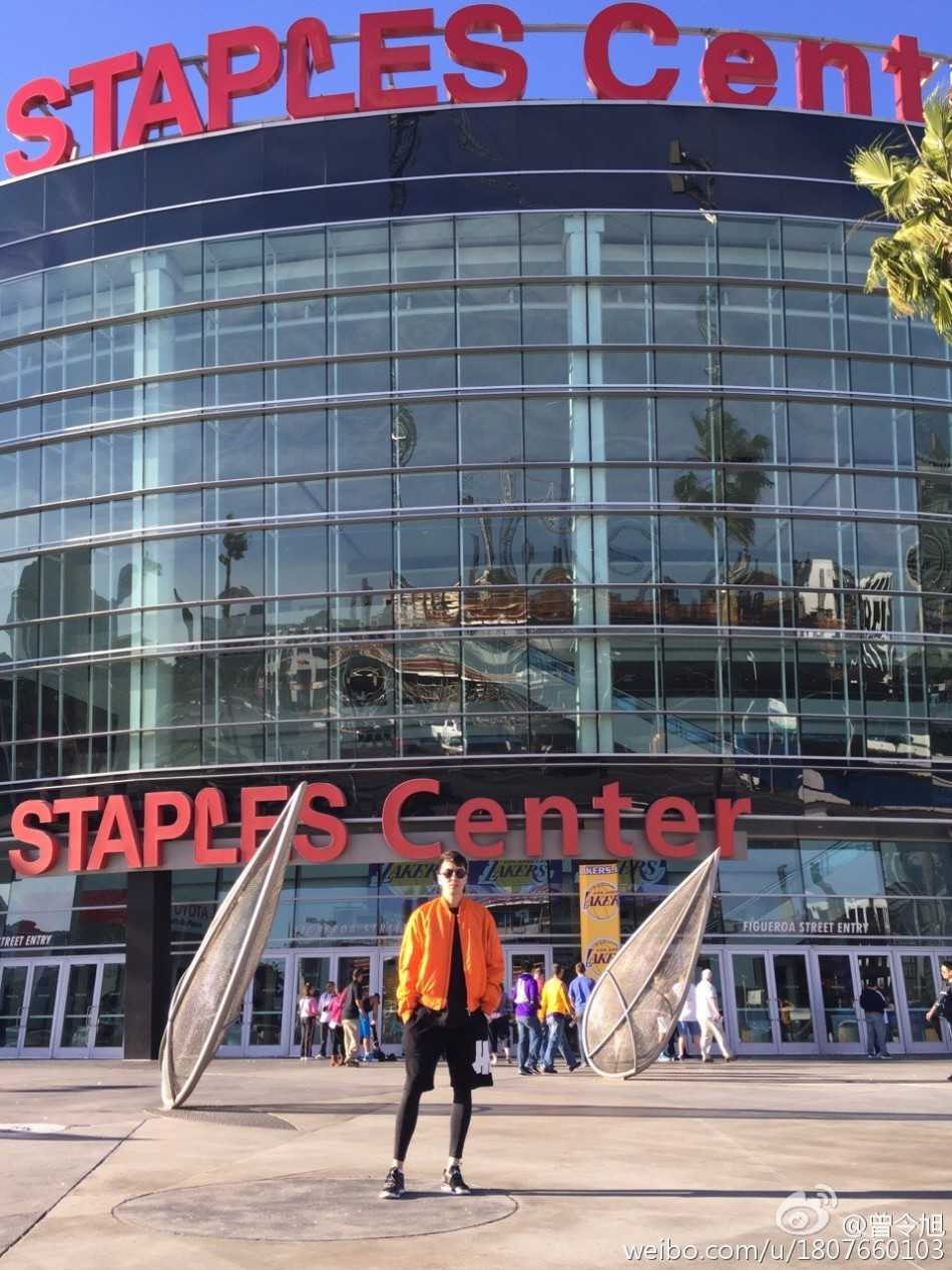 清华学霸后卫的赴美逐梦记:曾令旭见证科比传奇最后一季 斯台普斯中心门前,身披紫金24号的曾令旭眼神坚定,身后球馆正如火如荼地进行着科比的告别演出,这是他梦开始的地方