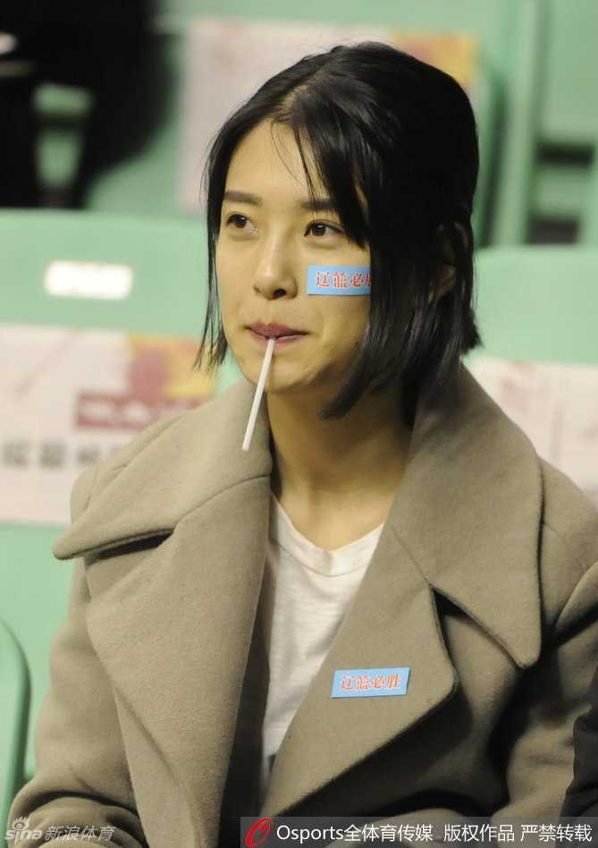 在辽宁队一次进攻得手后，看台上的美女球迷情不自禁地鼓掌欢呼，脸上洋溢着纯真的笑容，成为激烈比赛旁一道亮丽的风景。