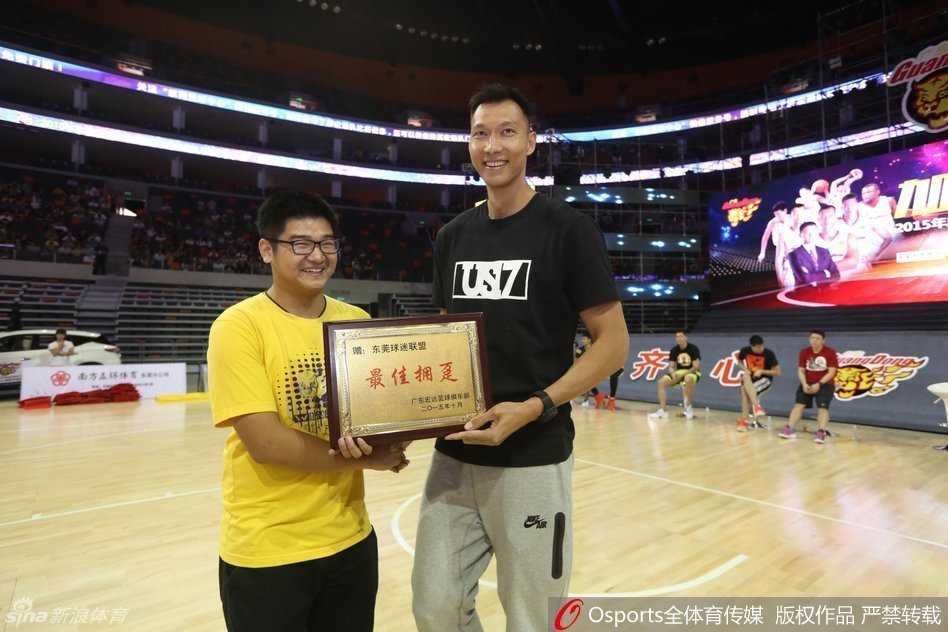 温情满溢东风日产文体中心 易建联与千名球迷共筑宏远嘉年华记忆 面对媒体的话筒,易建联在嘉年华现场畅谈新赛季,他表示与新援迪奥古的技术特点十分契合,自己已做好准备,将带领球队向总冠军发起冲击。