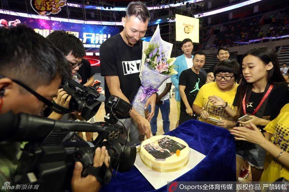 温情满溢东风日产文体中心 易建联与千名球迷共筑宏远嘉年华记忆 宏远核心易建联在嘉年华现场难掩好心情,他面带灿烂笑容与主持人互动,眼神中流露出对球迷热情支持的感动与珍惜。