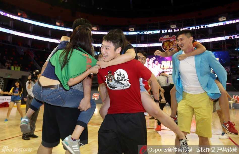 温情满溢东风日产文体中心 易建联与千名球迷共筑宏远嘉年华记忆 动感的音乐点燃全场,受邀前来的乐队倾情助阵,用充满激情的演奏为嘉年华增添了热烈的节日气氛,球迷们随着节奏挥舞着手中的充气棒。