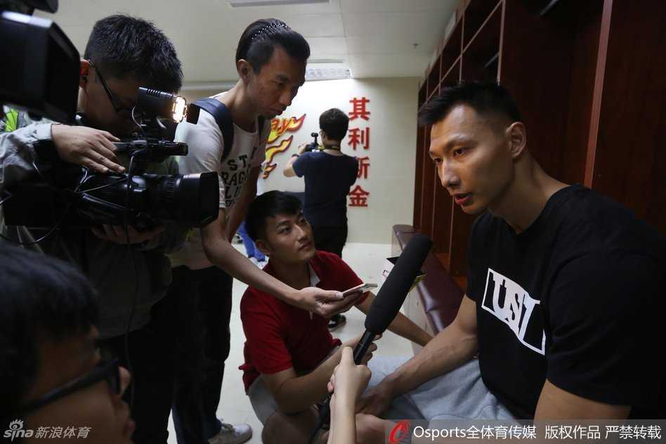 温情满溢东风日产文体中心 易建联与千名球迷共筑宏远嘉年华记忆 为了尽可能与更多支持者留下珍贵瞬间,易建联化身“自拍杆”,凭借一双长臂将身后热情的球迷们一同纳入镜头,场面既温馨又诙谐。