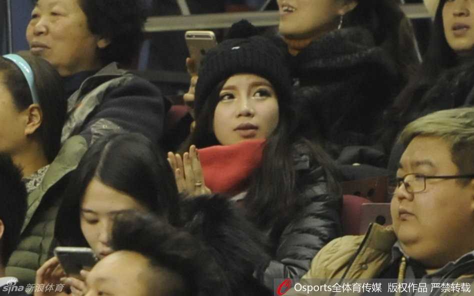 温情瞬间:郭艾伦女友与父母现场见证辽宁队关键战役 王俪婷举起手机,试图记录下郭艾伦在场上的精彩瞬间,她的脸上写满了对男友的崇拜与爱意,仿佛要将这些拼搏的时刻永久珍藏。