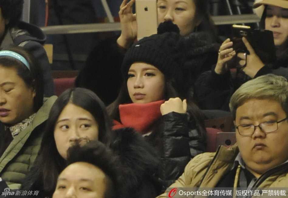 温情瞬间:郭艾伦女友与父母现场见证辽宁队关键战役 面对场上的激烈对抗,王俪婷紧张地捂住了嘴,身旁的郭妈妈也眉头紧锁,家人的心此刻与在场上飞奔的郭艾伦紧紧相连。