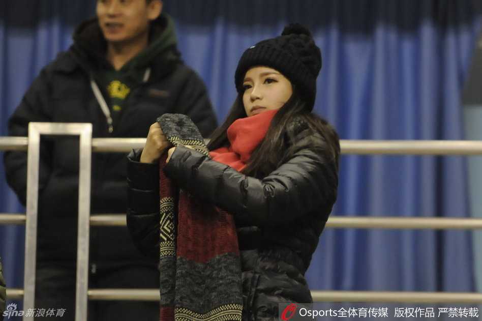 温情瞬间:郭艾伦女友与父母现场见证辽宁队关键战役 王俪婷与郭妈妈讨论着比赛细节,两人时而点头时而微笑,这种如同闺蜜般的相处模式,展现了她们之间融洽而深厚的情感。