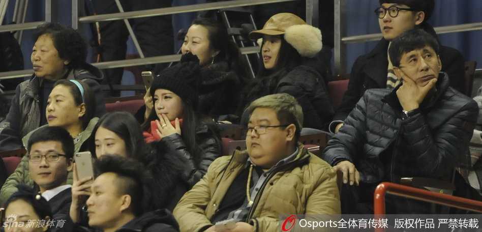 温情瞬间:郭艾伦女友与父母现场见证辽宁队关键战役 郭爸爸表情严肃地注视着球场,作为曾经引导郭艾伦走上篮球之路的领路人,他的眼神里既有父亲的慈爱,也有对儿子表现的严格要求。