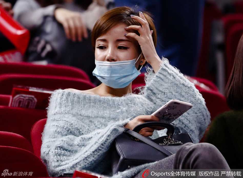 温情陪伴成就京城经典 方硕女友场边见证首钢逆转 比赛结束后,她眼中的紧张褪去,取而代之的是满满的幸福与骄傲,脸上洋溢着甜甜的笑意,准备迎接场上的英雄。