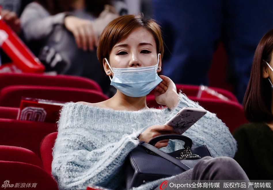 温情陪伴成就京城经典 方硕女友场边见证首钢逆转 随着比赛进入白热化,她的神情也变得专注而紧张,微微侧头望向场内,即便戴着口罩也能感受到她屏息凝神的心情。