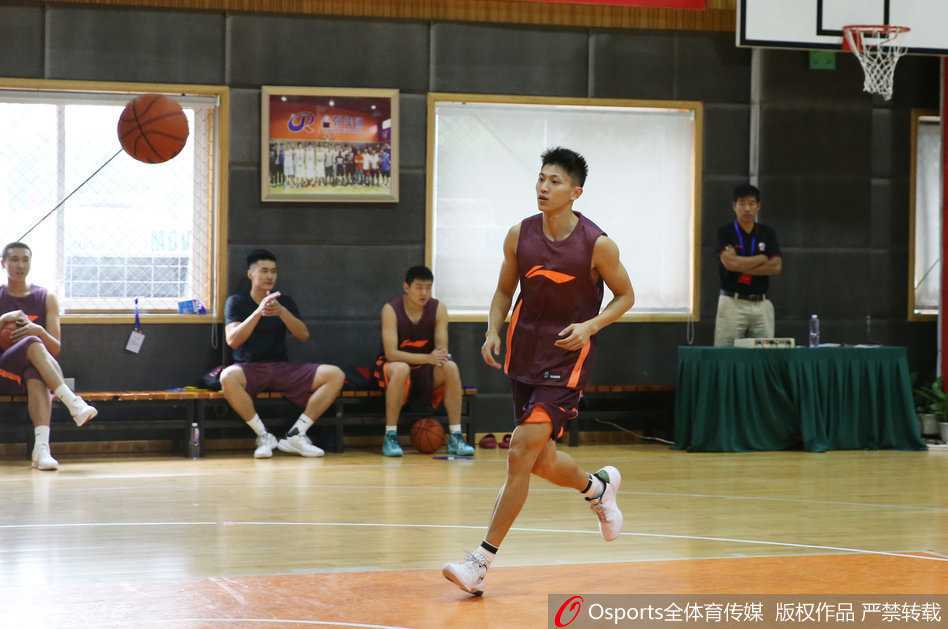 温江基地的别样风景:记CBA体测中的硬汉与柔情 上海男篮的刘晓宇在体测现场显得格外引人注目,他清爽的短发搭配棱角分明的侧脸,仿佛自带偶像剧滤镜,在挥汗如雨的球员中犹如一股清新的风。