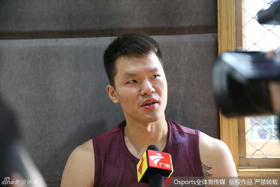 温江基地的别样风景:记CBA体测中的硬汉与柔情 刚刚完成一组高强度投篮的孙悦,坐在场边大口喘着粗气,但眼神中依然带着一丝顽皮。面对队友的镜头,他毫无顾忌地吐舌卖萌,搞怪的表情与他2米05的大个子形成巨大反差。