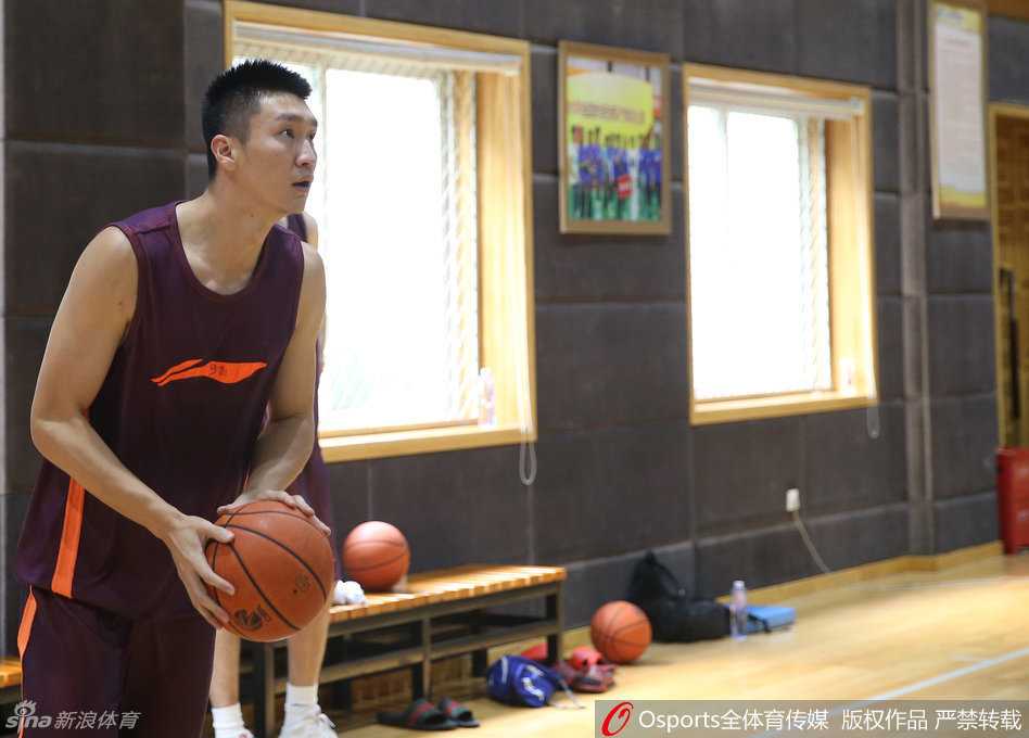 温江基地的别样风景:记CBA体测中的硬汉与柔情 孙悦在北京队的队列中格外显眼,他利用短暂的休息时间拉伸放松,脸上带着轻松的笑意,仿佛在告诉队友:别紧张,就当是一场训练赛。他的乐观情绪感染着周围的每个人。