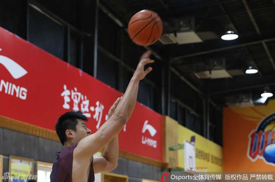 温江基地的别样风景:记CBA体测中的硬汉与柔情 在短暂的休息时间里,吉喆站在场边若有所思,汗水湿透了他的球衣。他盯着远处的篮筐,仿佛在复盘刚才的每一次出手,这种认真琢磨的神情,正是他作为职业射手追求完美的写照。