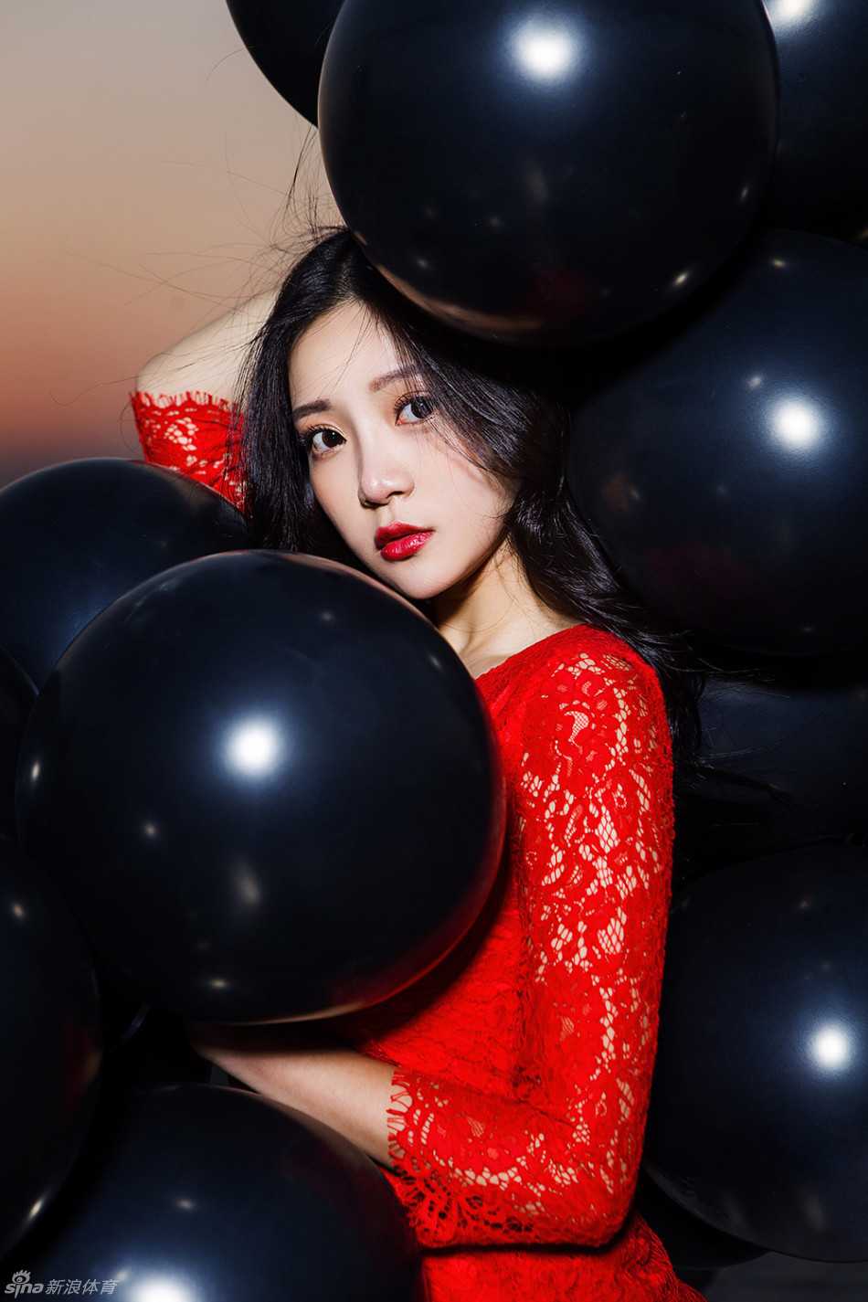 在空旷的操房里，她对着镜子捕捉下自己最自然的状态，眼神俏皮，展现出啦啦队员私下里灵动可爱的另一面。