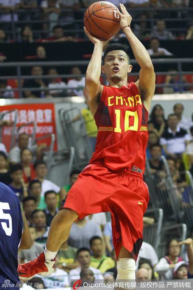 在完成一次精彩的持球进攻后，廉明目送篮球空心入网，他的目光坚定而专注，仿佛在告诉所有人，每一次对抗和出手，都是为了那一瞬间的胜利渴望。