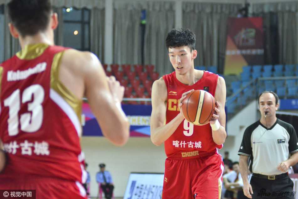 大魔王周琦站在罚球线上，气定神闲，手腕轻抖，篮球划过一道完美的弧线空心入网，稳定的罚球让现场球迷爆发出雷鸣般的掌声。