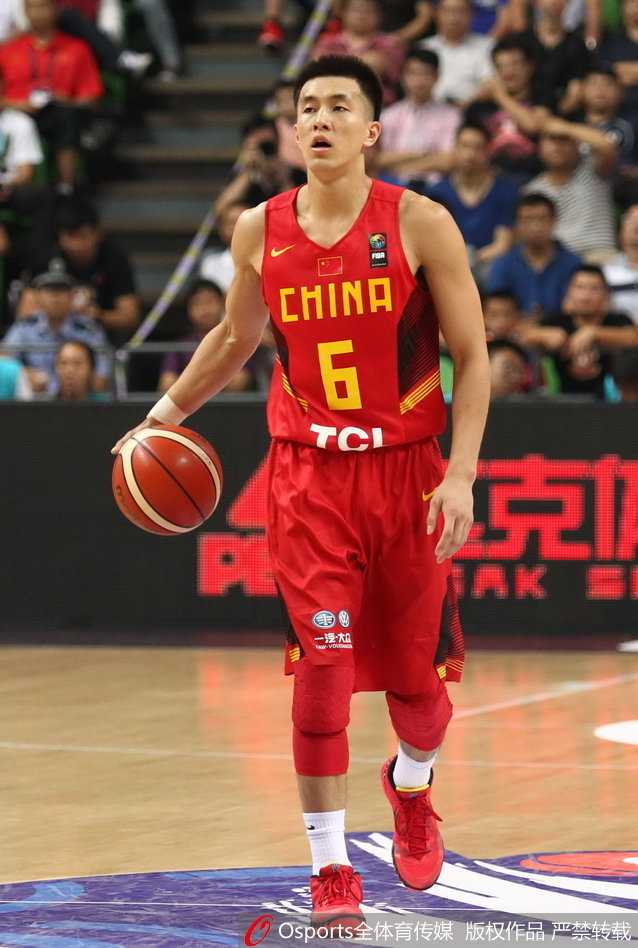 周鹏在底角接到队友传球，无视黎巴嫩防守球员的扑防，坚决起跳出手三分，皮球空心入网，现场爆发出一阵雷鸣般的欢呼。