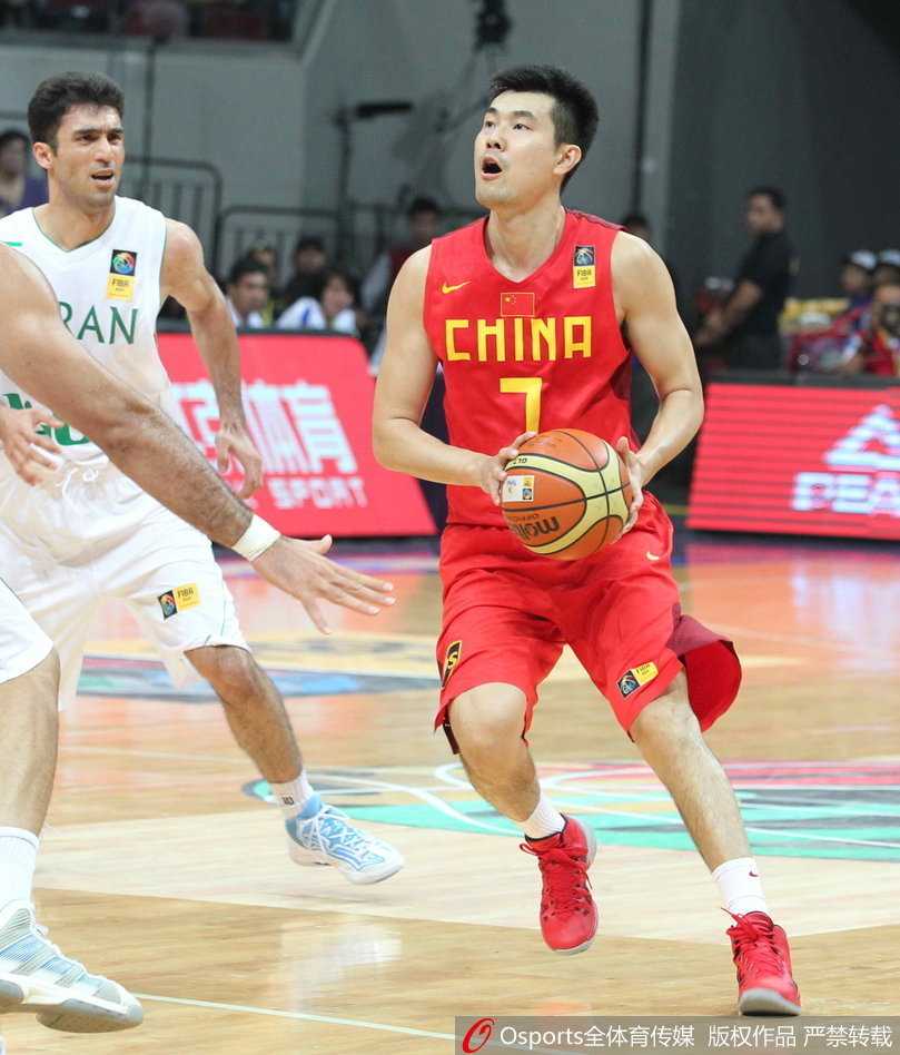 面对哈萨克斯坦球员的贴身紧逼，朱芳雨在三分线外果断出手，皮球划过一道美妙的弧线直钻网窝，这是他全场第三个三分球。