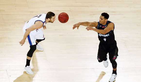 坎斯大班球员 Mark Worthington 篮下强打，利用身体优势顶开防守，奋力将球放入篮筐