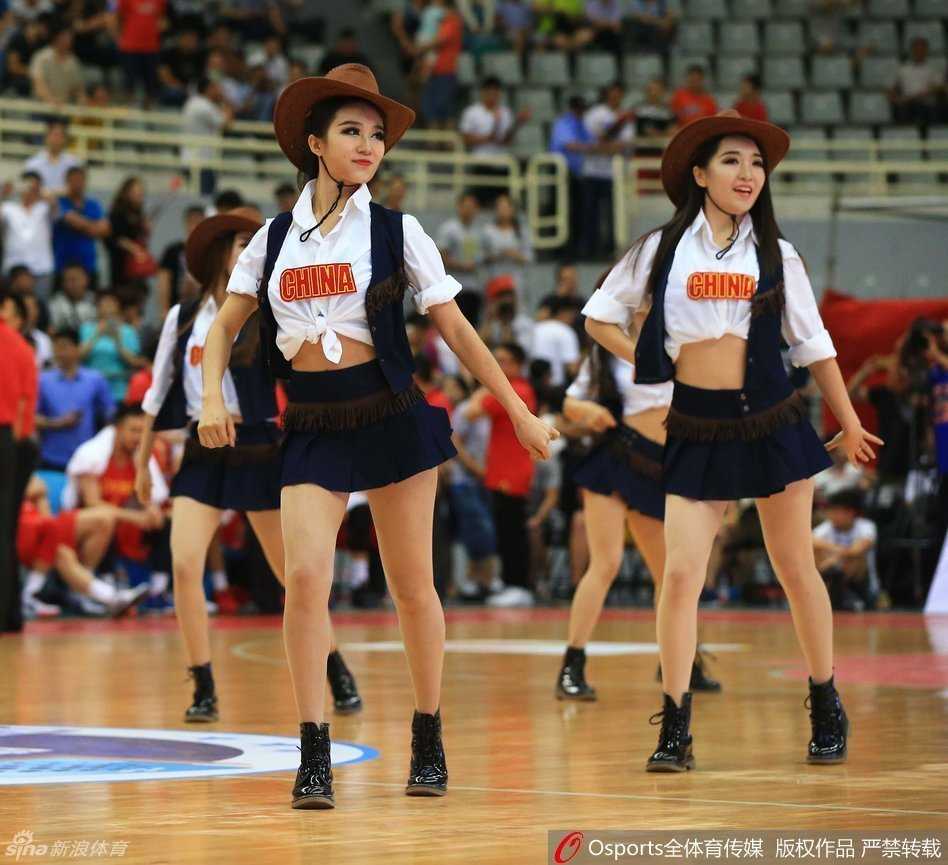 姑娘们变换了队形，在场地中央摆出酷炫的造型，她们专注的神情和充满力量的肢体语言，宣告着这里是属于她们的青春主场。