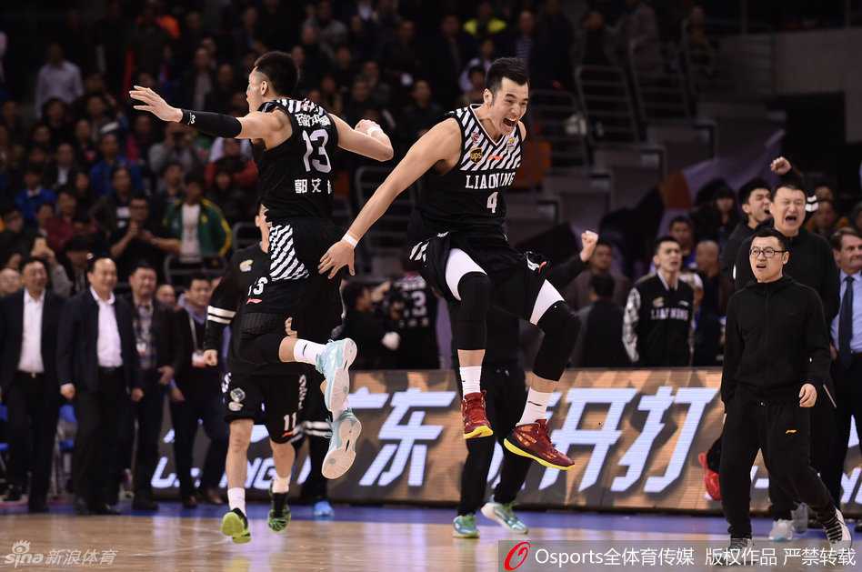 郭士强被众人围住，他仍试图挣脱理论，手臂高高扬起指向争议发生的地方，脸上的表情既愤怒又无奈，将场边指挥官的胜负欲展现得淋漓尽致。