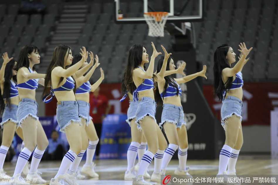 激情飞扬定格经典瞬间:回顾2016年沈阳国际男篮精英赛上的篮球宝贝 篮球宝贝们展现出完美的婀娜身姿,在力量与柔美的结合中,定格了2016年沈阳精英赛的最美瞬间