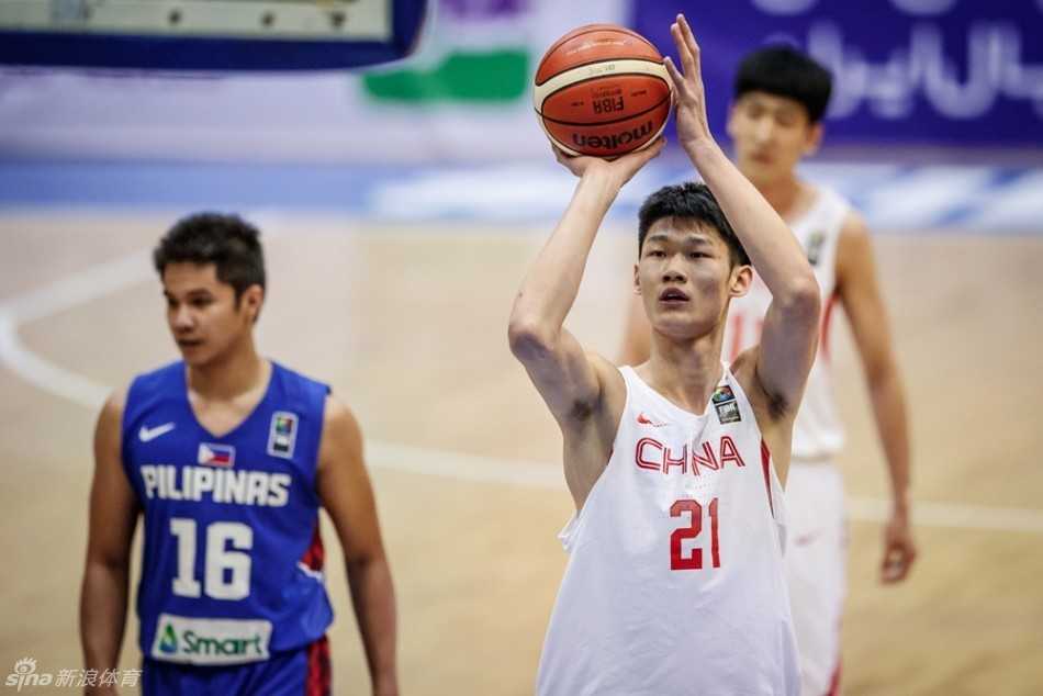 胡金秋面对菲律宾队员的围堵，犹如铁塔般屹立内线，冷静地用一记小勾手将球送入篮筐