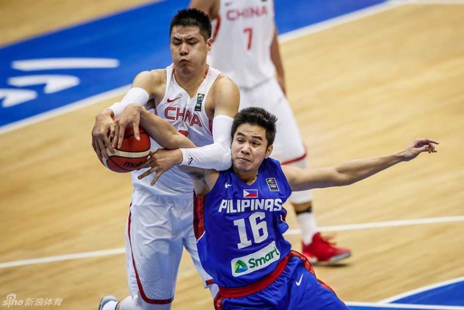 赵大鹏在身体失去平衡前奋力将球投出，眼神中满是对胜利的渴望与坚定