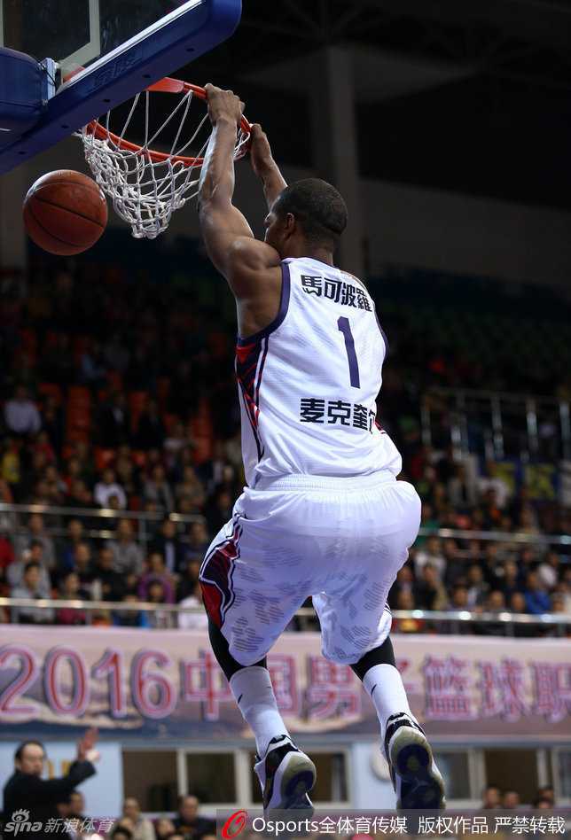 篮下禁区群雄逐鹿多人倒地，手臂交错拼抢失控篮板球