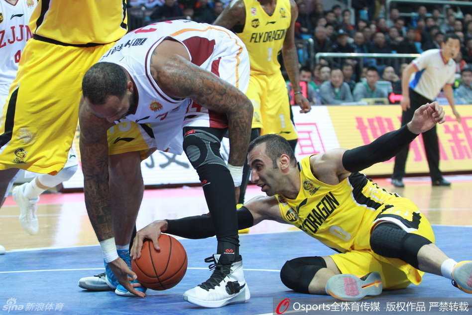 帕戈飞身救球撞入观众席人仰马翻，球迷惊呼伸手保护