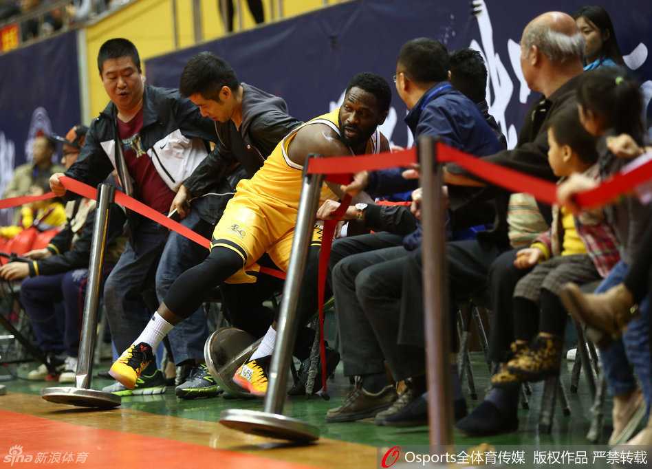 林志杰人缝中强行突破滞空上篮，防守球员望尘莫及