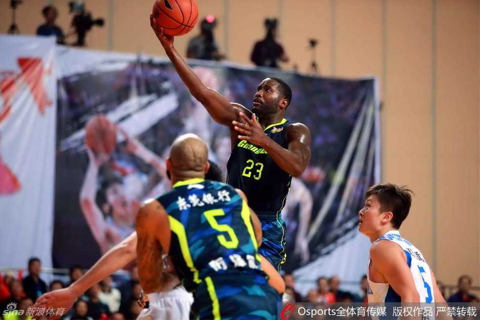 易建联在青岛队内线群中高高跃起，以一记势大力沉的单手劈扣终结进攻，展现出核心球员的绝对统治力。