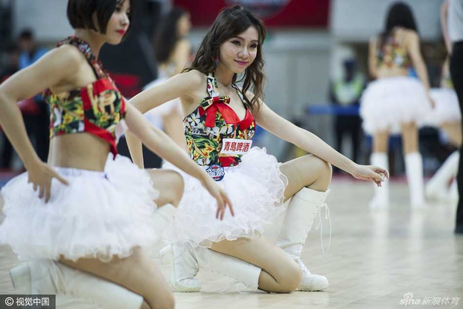 舞动间，长发飘飘，她们用充满活力的舞步告诉所有人，这里是梦想与汗水交织的舞台。