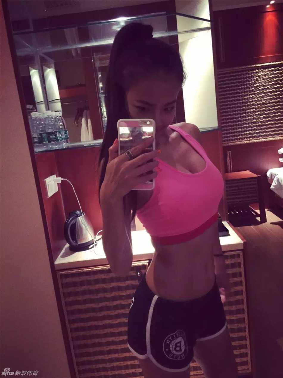 深圳烈豹啦啦队炫舞团成员晓华，身穿紧身短裤背心对镜自拍，完美展示模特般的腰身比例，尽显潮流时尚范儿。