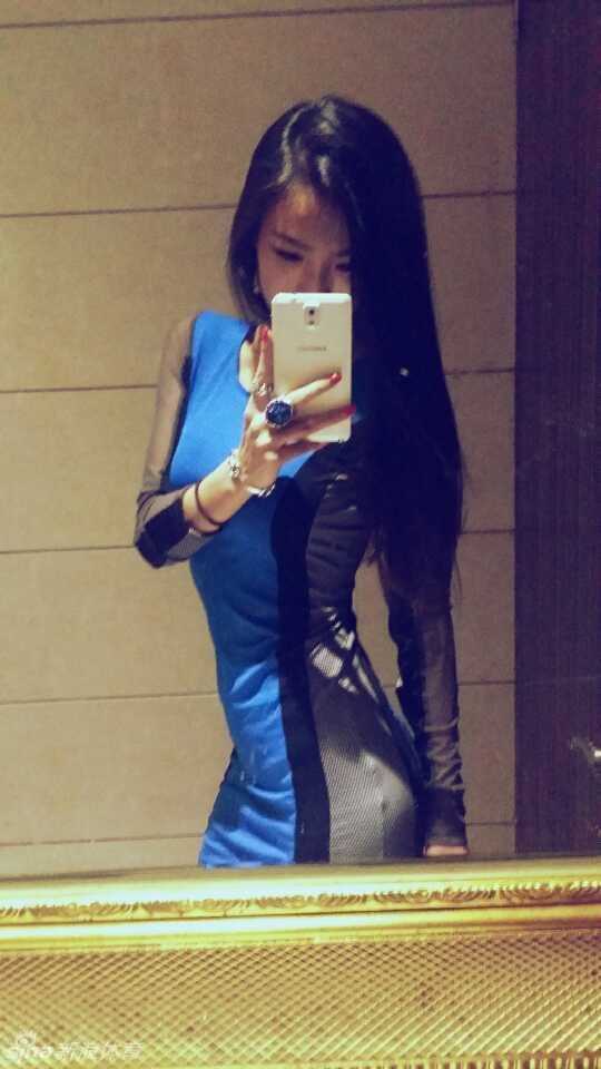 深圳烈豹炫舞团舞者晓华在啦啦队的战场上，紧身运动装勾勒出完美腰身，潮流穿搭与健美身材相得益彰。