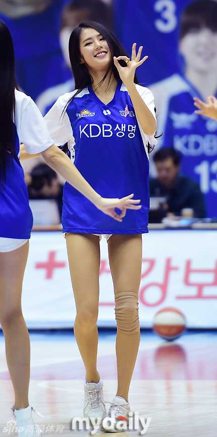 在节奏明快的电子乐中，两名队员面对面热舞，她们的马尾辫随着甩头的动作在空中画出完美的弧线，这种充满爆发力的“甩头舞”是韩国啦啦队的招牌动作。