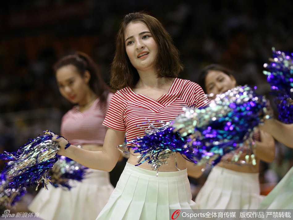 篮球宝贝们与吉祥物互动，将快乐传递给场边的小球迷，这一刻，体育的温情超越了竞技本身。