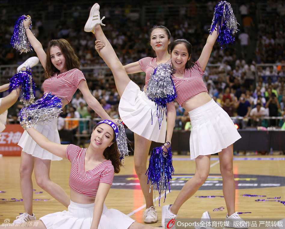 转身、跳跃，每一个动作都充满力量感，她们不仅是赛场边的风景，更是传递体育精神的活力使者。